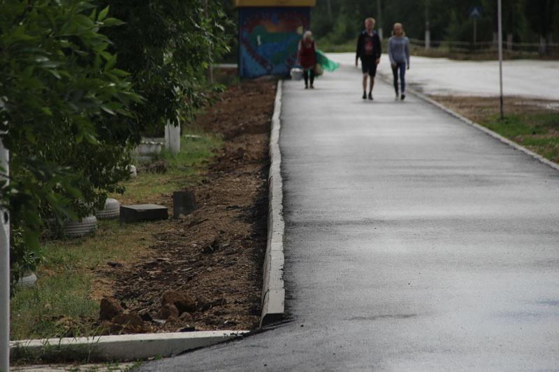 Тротуар в деревне. Заступил за тротуар. raw хороший качество тротуар. картинки плохих тротуаров сорочинска.