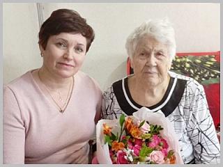 Мэр города Ольга Сафронова поздравила ветерана труда, отличника народного просвещения с юбилеем