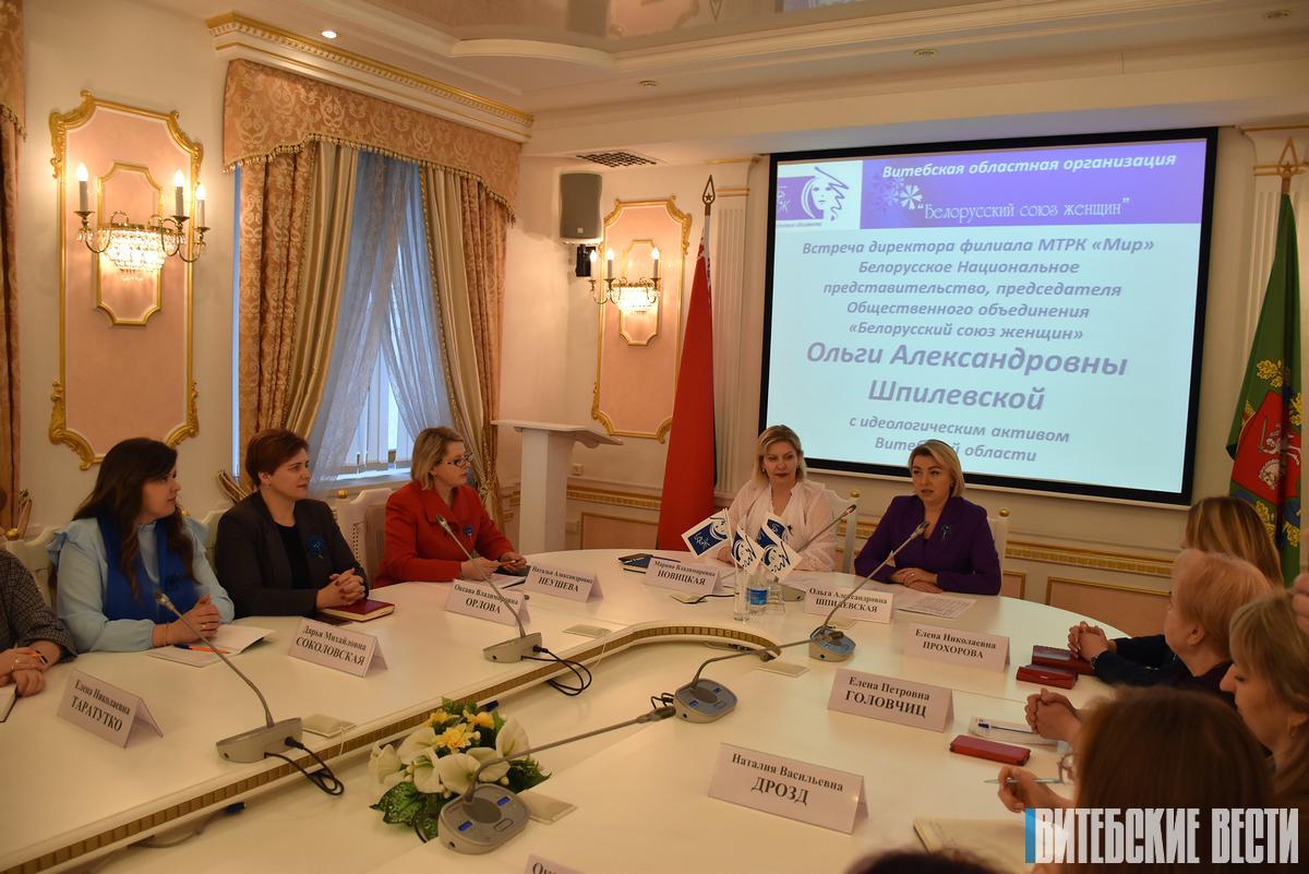 нью йорк фэшн стрит. фотосессия в городе девушка. испанские девушки на улицах. красивые женщины на улице. красивые женщины на улице.