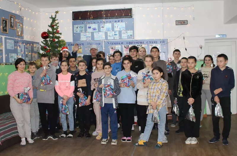 Активисты вручили новогодние подарки воспитанникам школы-интерната 