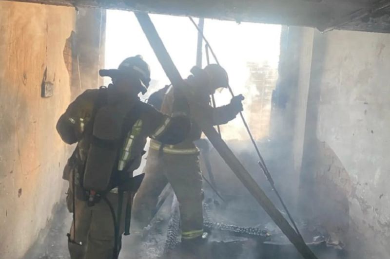 Пожарные ликвидировали возгорание в административном здании в Майкопе