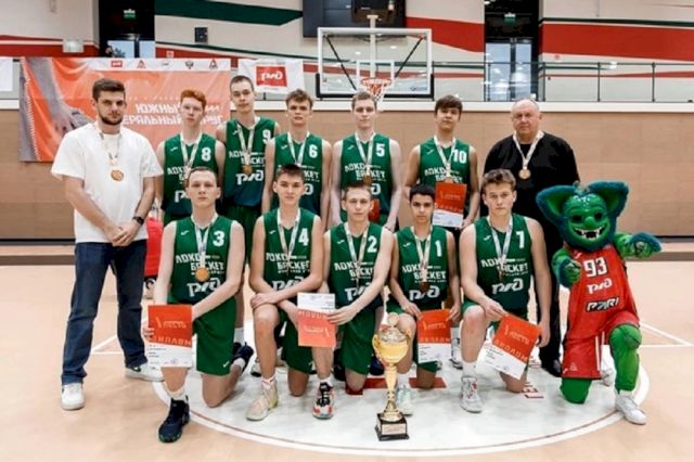 Майкопские школьники выиграли этап Всероссийского чемпионата по баскетболу