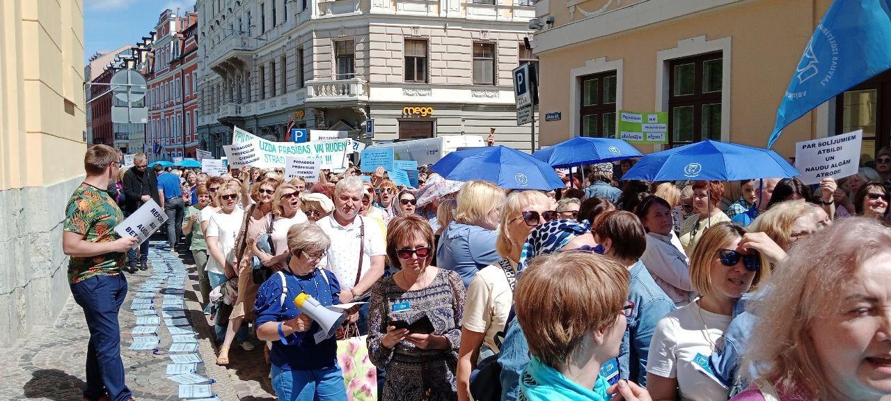 830 евро. Пикет возле Эрмитажа. Пикет учителей около белого дома в 90-х.