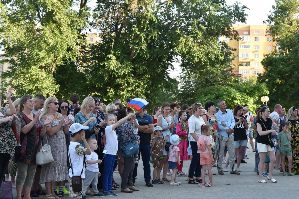 Астрахань события сегодня последние свежие. Праздник в Астрахани сегодня. День города Астрахань 2022. Праздник в Азове. Азовский сквер.