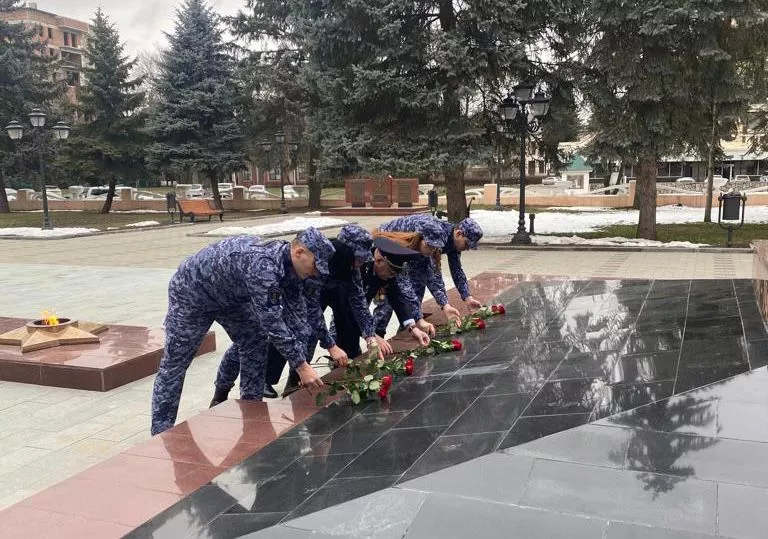 На 14 дней в нальчике. Памятник герою. Чикола памятники Великой Отечественной войне. Памятники славы Великой Отечественной в Перми. Память о погибших на войне.