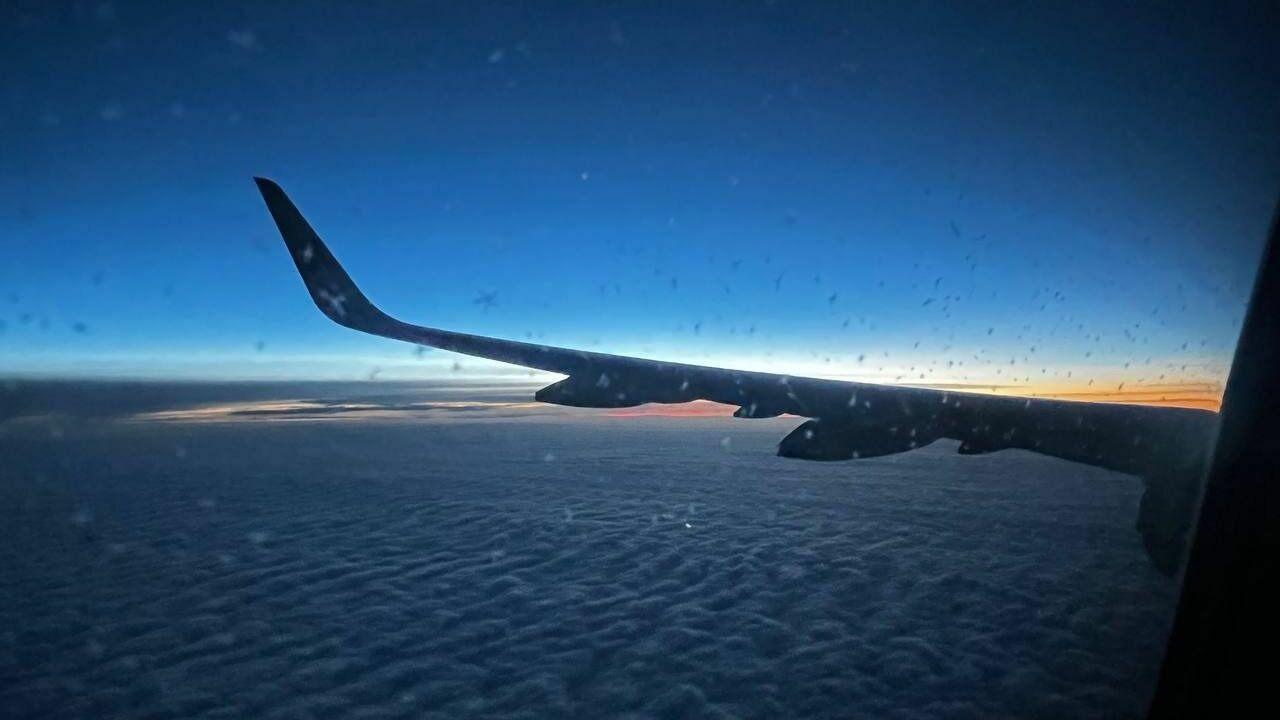 самолет над морем. самолеты летят на восток. самолеты летят на восток. почему летает самолет. самолет в далеке.