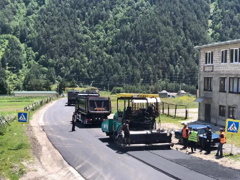 В поселке Эльбрус продолжаются дорожные работы