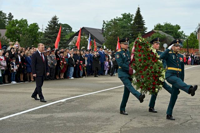 В Адыгее состоялась церемония возложения цветов на центральном мемориале
