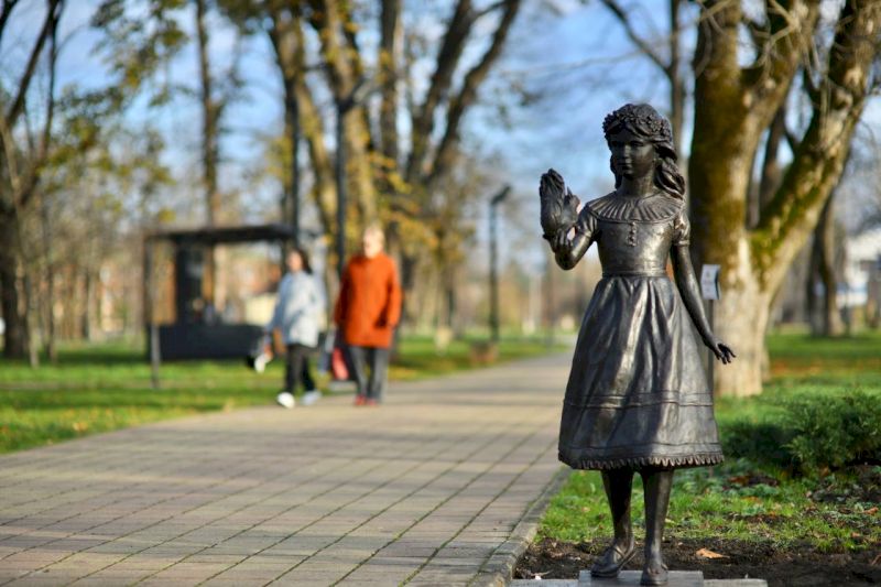 В Майкопском городском парке появилась новая скульптура девочки с белкой