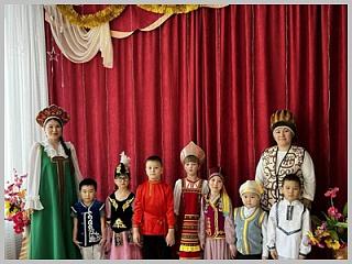 Продолжается приём фотографий с акции «День национального костюма»