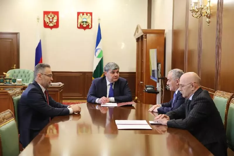 Глава КБР Казбек Коков провел рабочую встречу с руководством Конституционного суда КБР