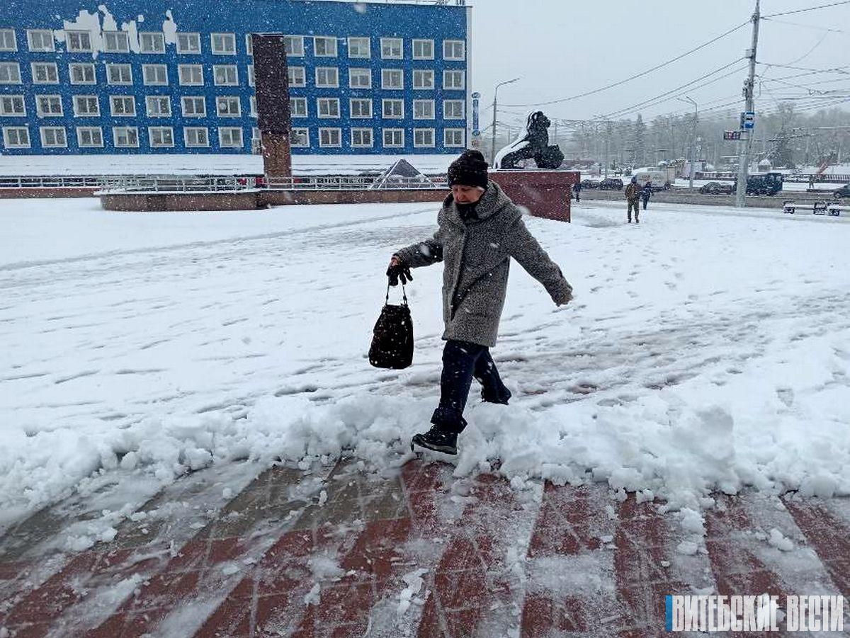 200 дворников и 12 единиц техники задействованы в Витебске на уборке снега