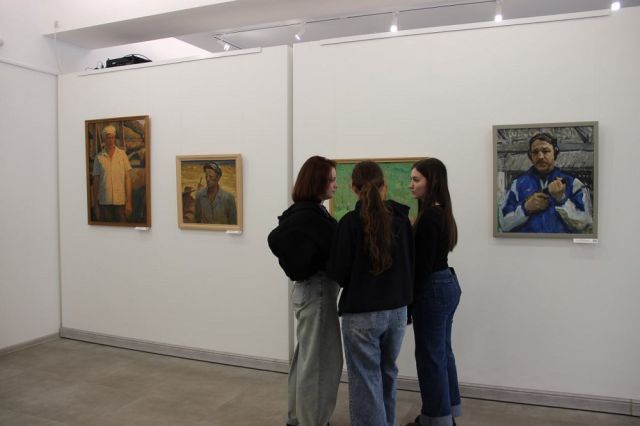 Выставка мужских портретов открылась в Картинной галерее в Майкопе 