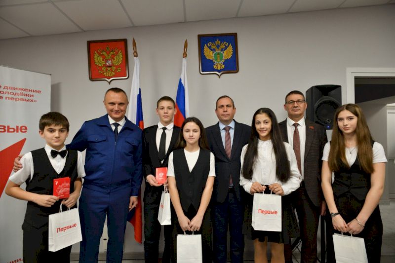 В Майкопе 18 юных горожан получили паспорта в День Конституции России 