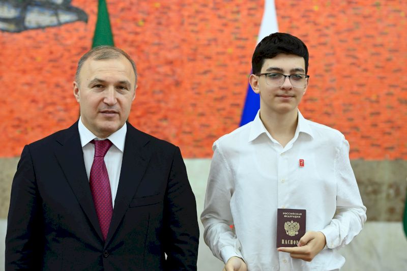 Мурат Кумпилов вручил паспорта юным жителям Адыгеи в День Конституции РФ